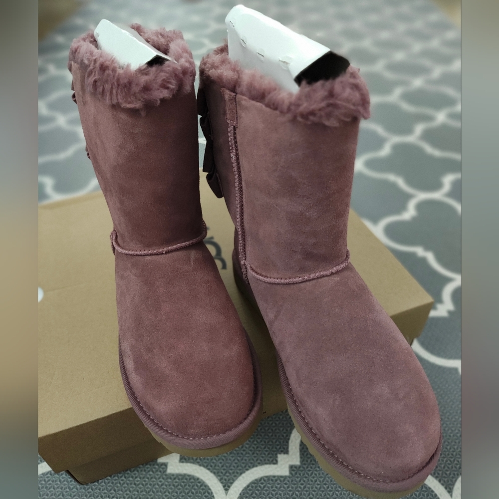 NWT - UGGs Women's Bailey Suede Bow